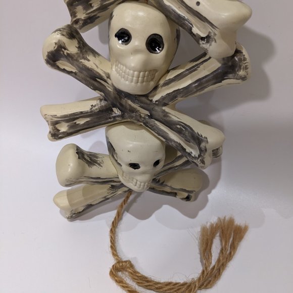 Vintage Halloween Skull & Crossbones Blow Mold Wall Hanging Décor Spooky Fun - Picture 4 of 8